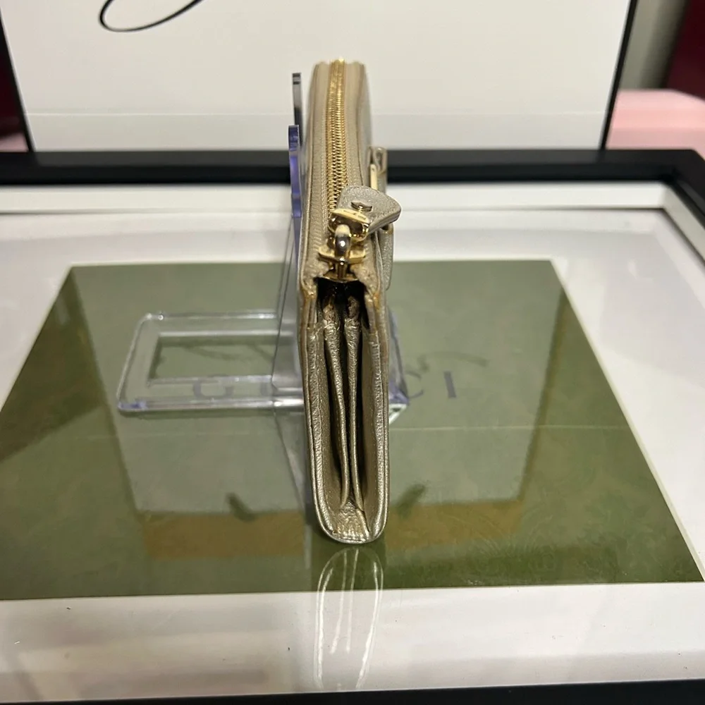 Salvatore Ferragamo Vara Bow Zip-Around Wallet – Metallic Gold
